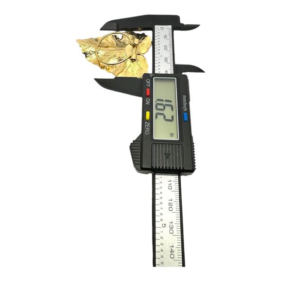 Vintage Gold Toned Textured Leaf Scarf Clip - Picture 5 of 6